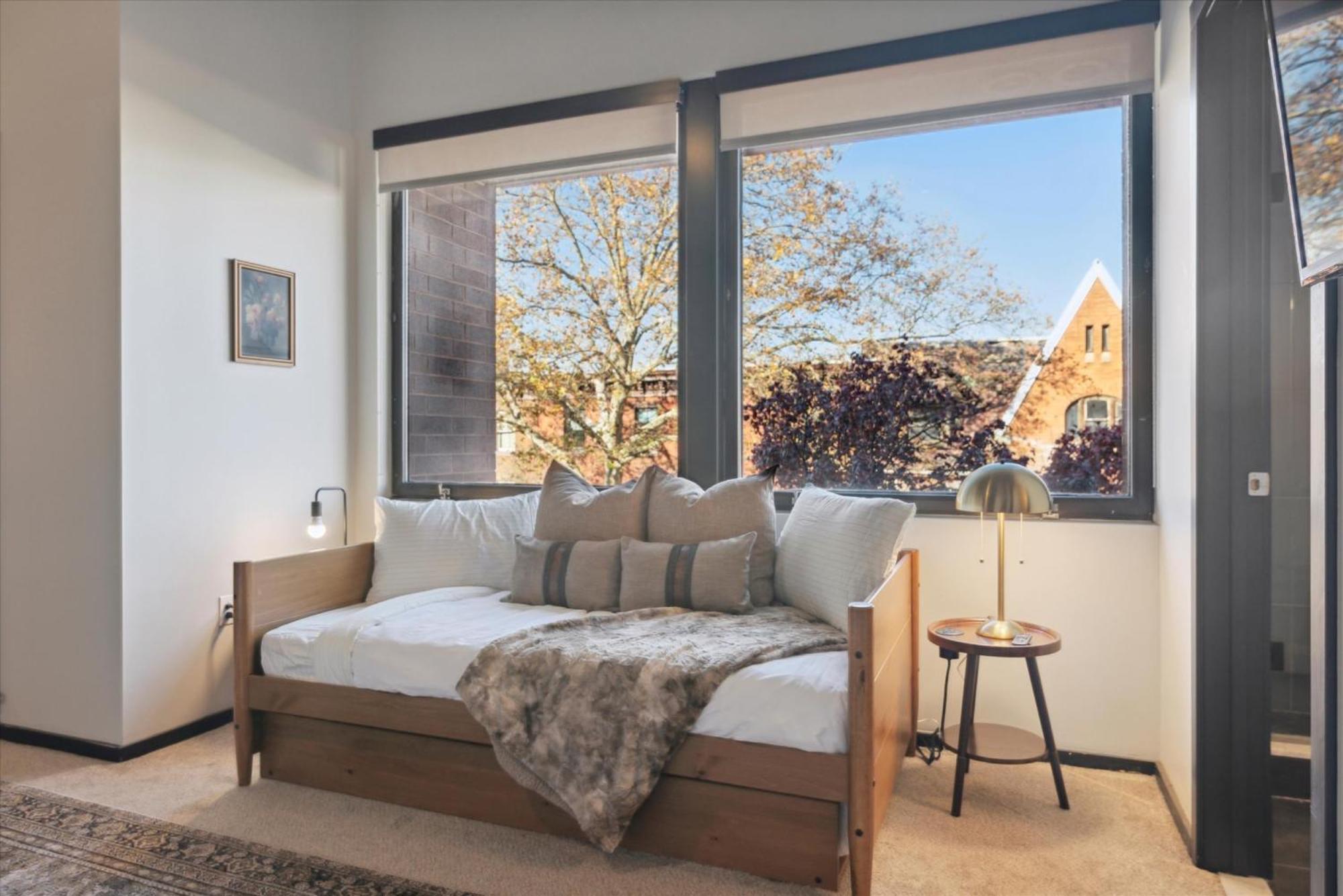 Large 3br Apts & Studios, Free Parking, Gym, Game Apartment *