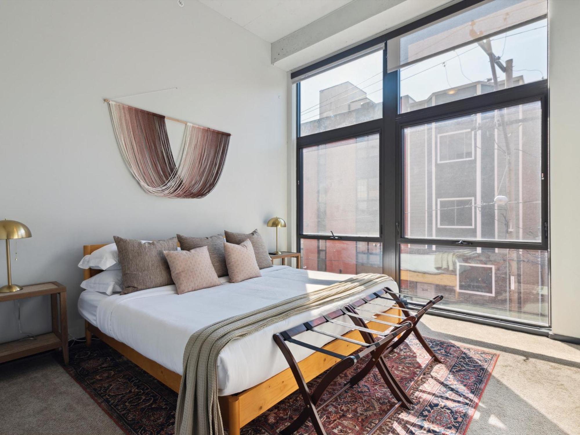 Large 3br Apts & Studios, Free Parking, Gym, Game * Philadelphia