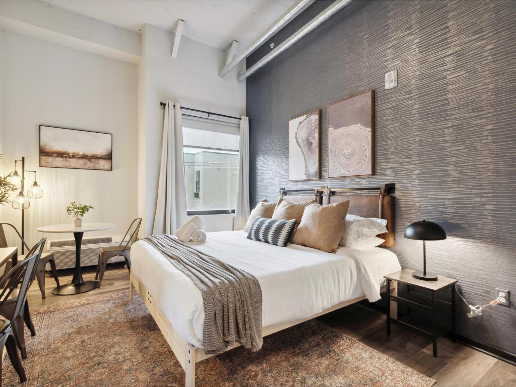 Large 3br Apts & Studios, Free Parking, Gym, Game Apartment *
