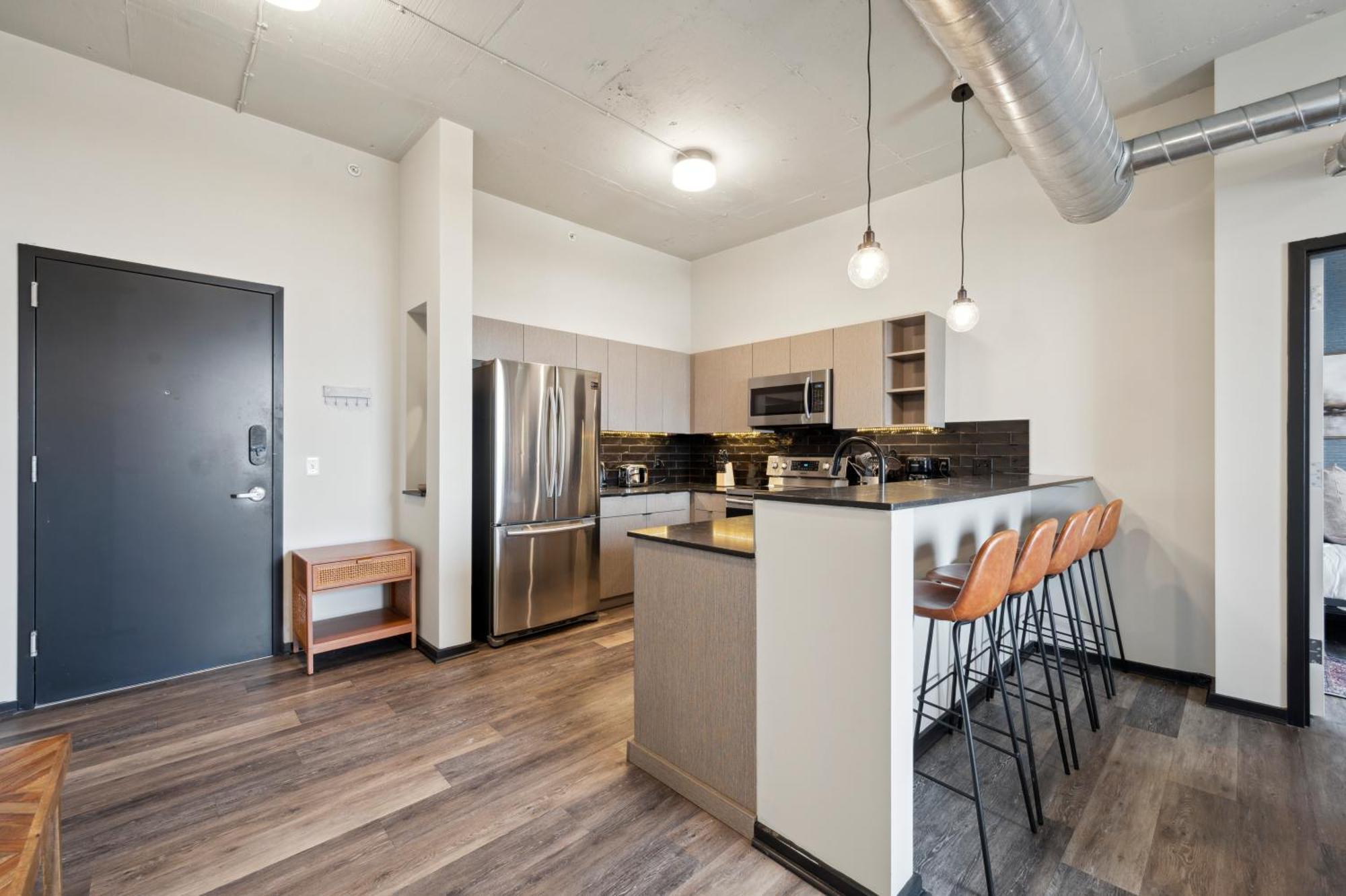 Apartment Large 3br Apts & Studios, Free Parking, Gym, Game