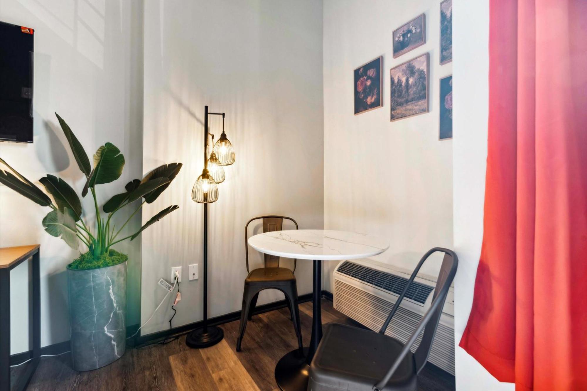 Large 3br Apts & Studios, Free Parking, Gym, Game Philadelphia