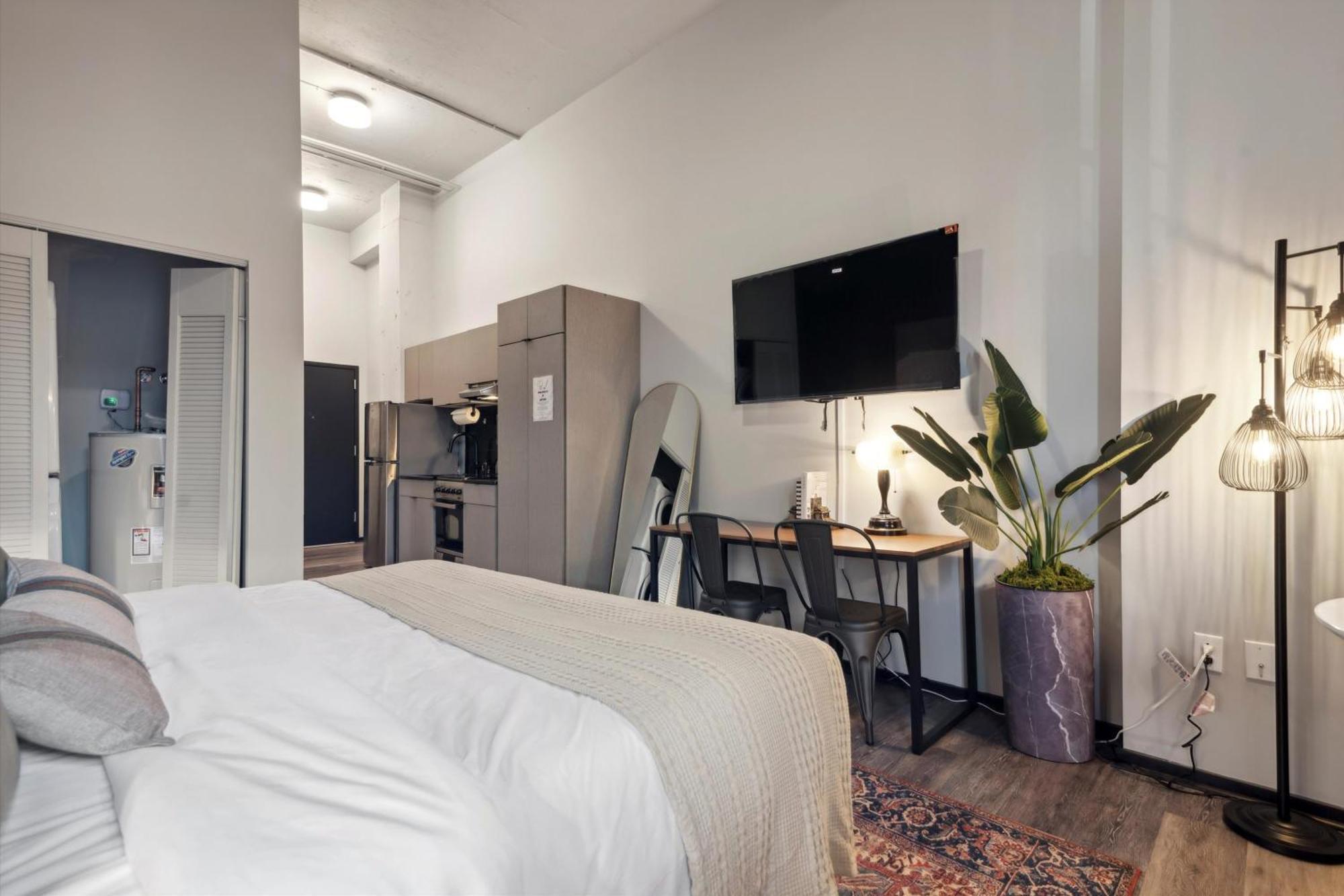 Large 3br Apts & Studios, Free Parking, Gym, Game Apartment Philadelphia