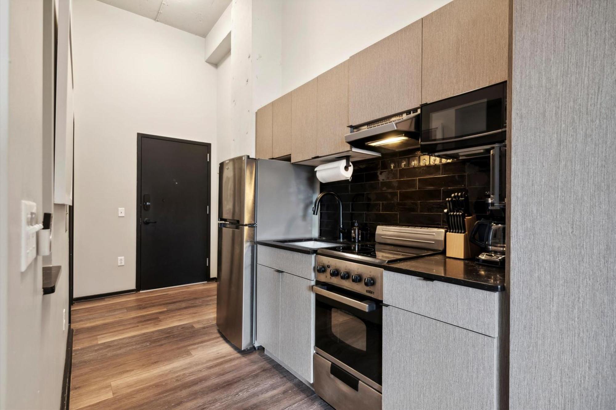 Large 3br Apts & Studios, Free Parking, Gym, Game *