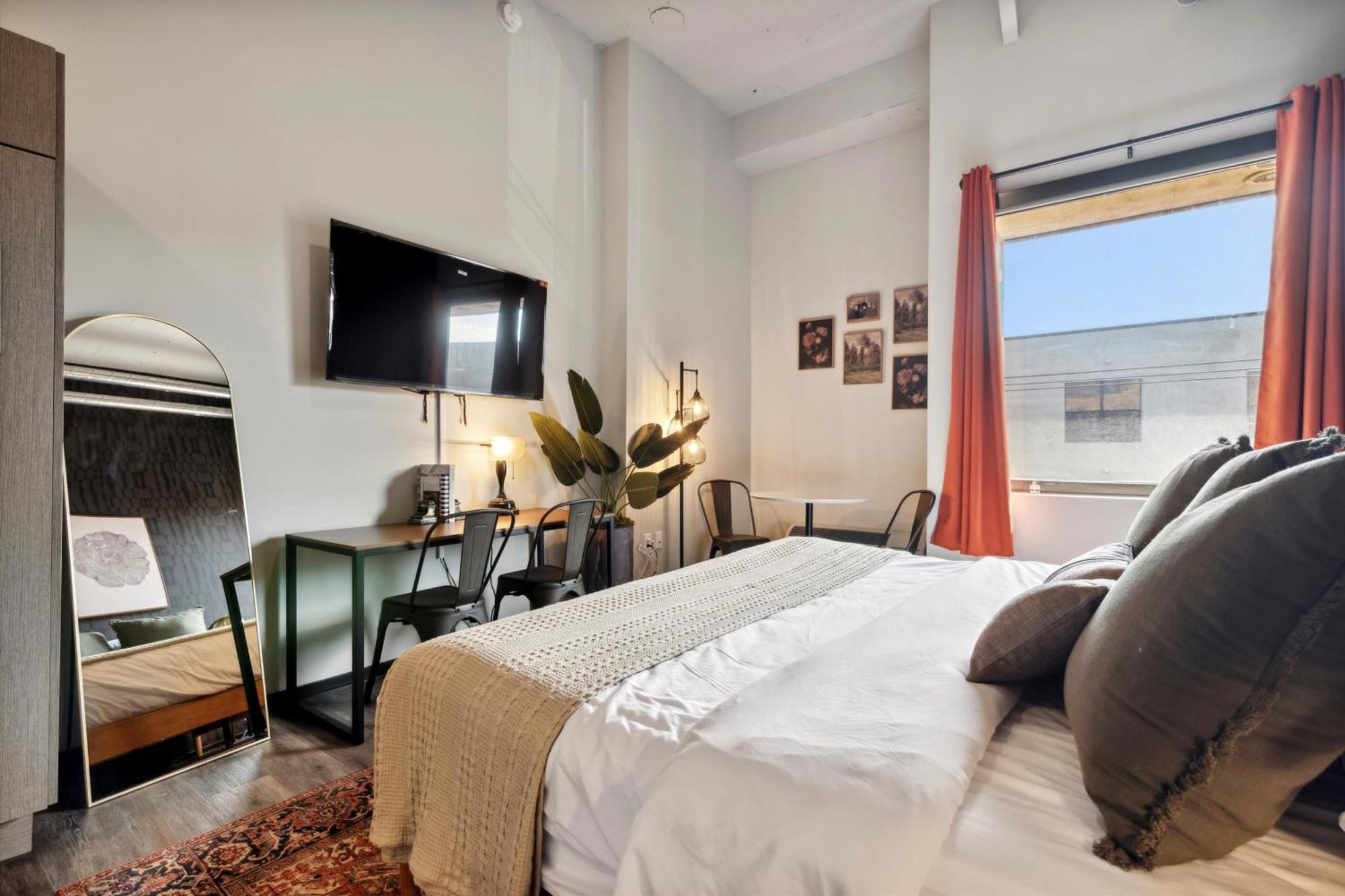 Apartment Large 3br Apts & Studios, Free Parking, Gym, Game
