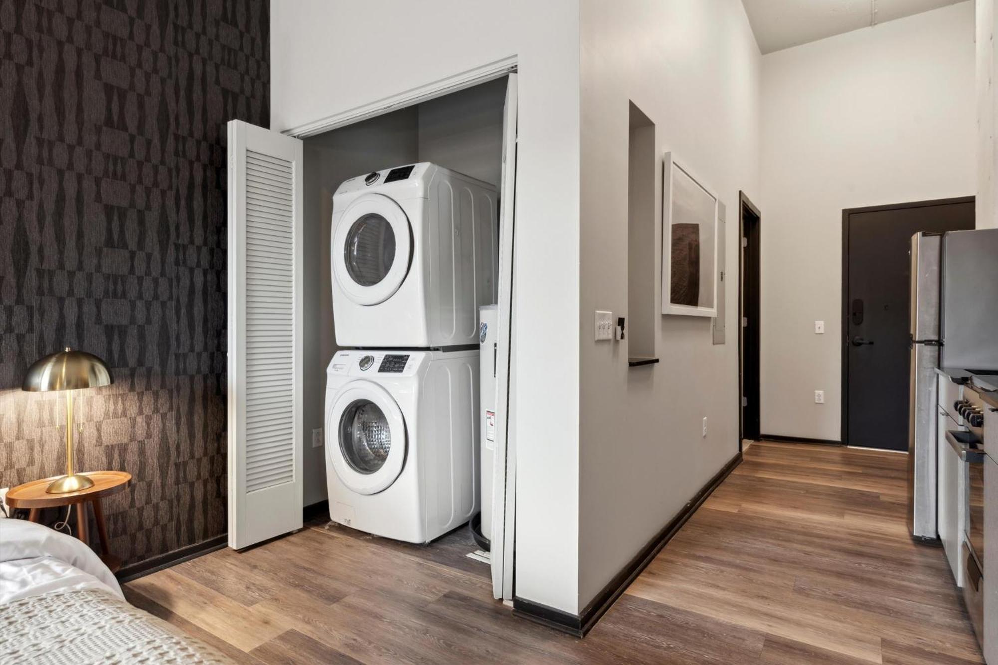 Large 3br Apts & Studios, Free Parking, Gym, Game Apartment *