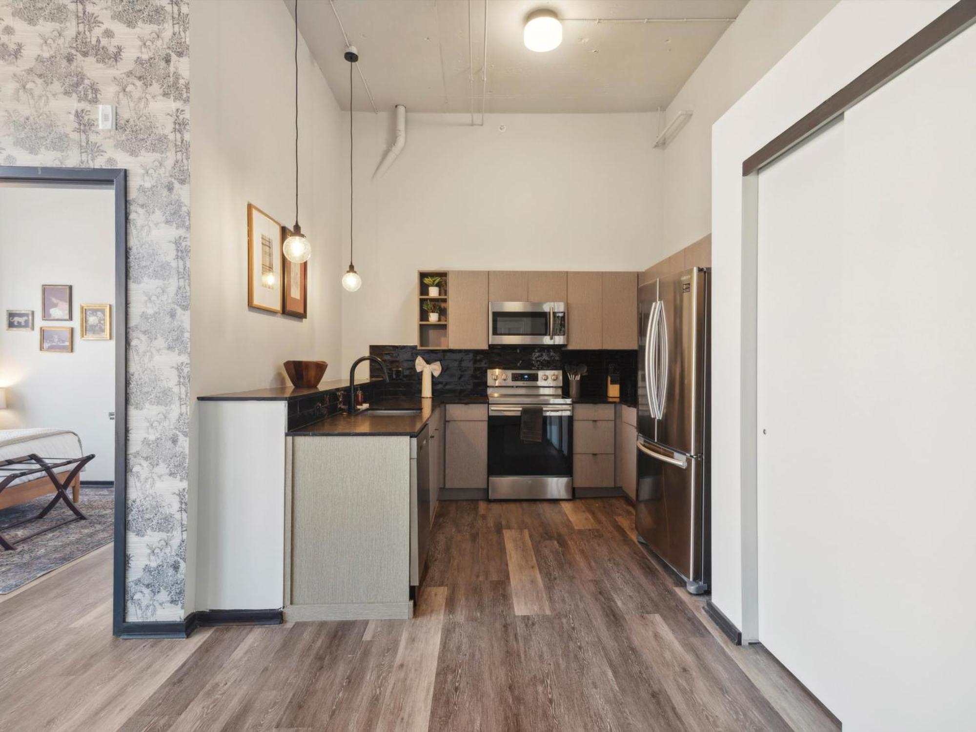 Large 3br Apts & Studios, Free Parking, Gym, Game *
