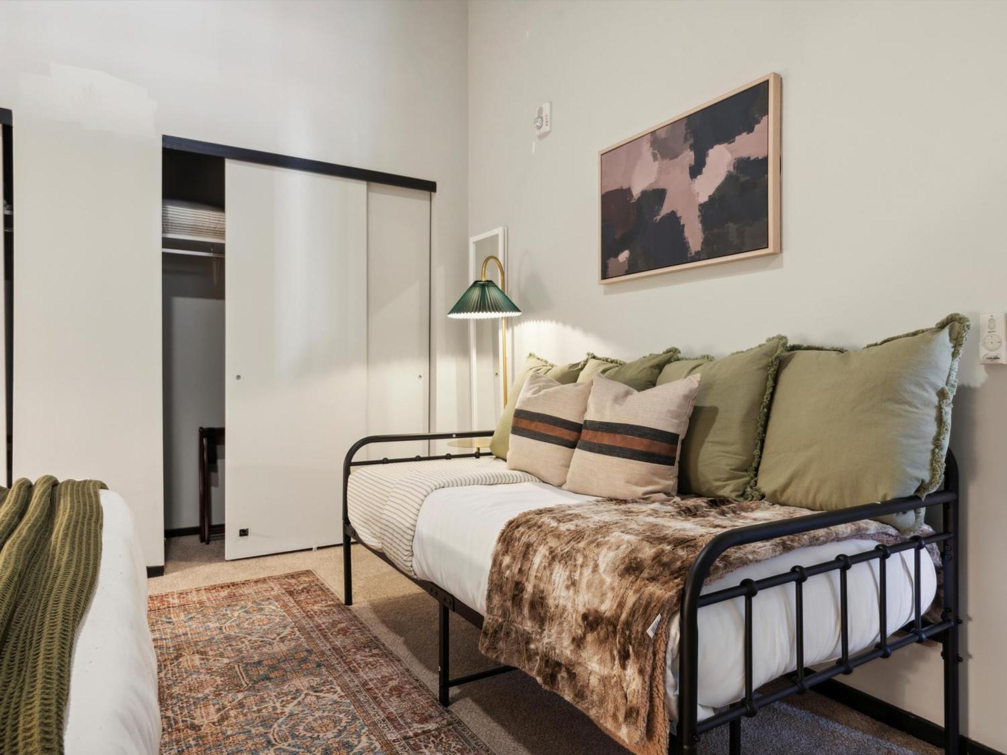 Large 3br Apts & Studios, Free Parking, Gym, Game Apartment *