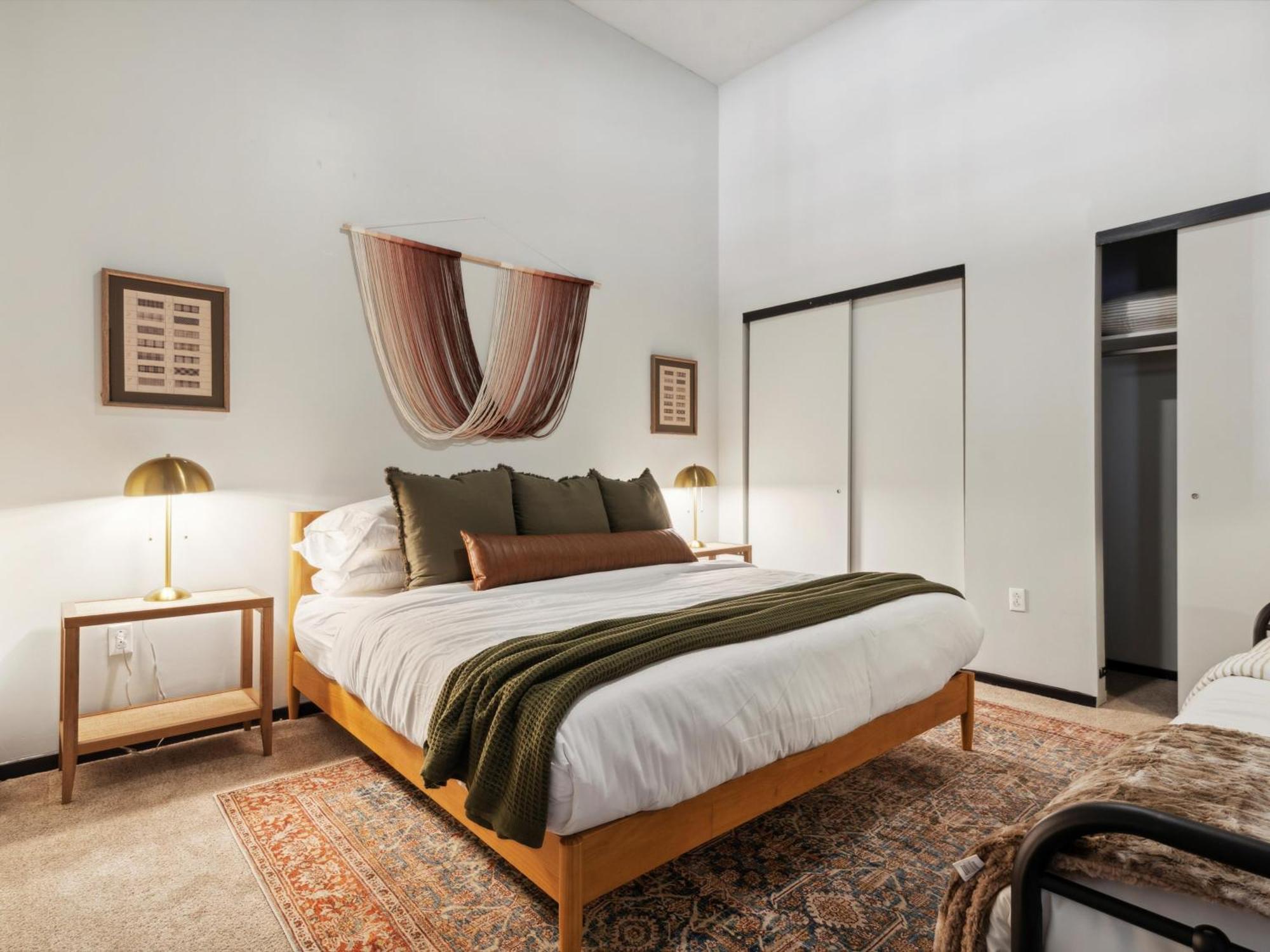 Large 3br Apts & Studios, Free Parking, Gym, Game *