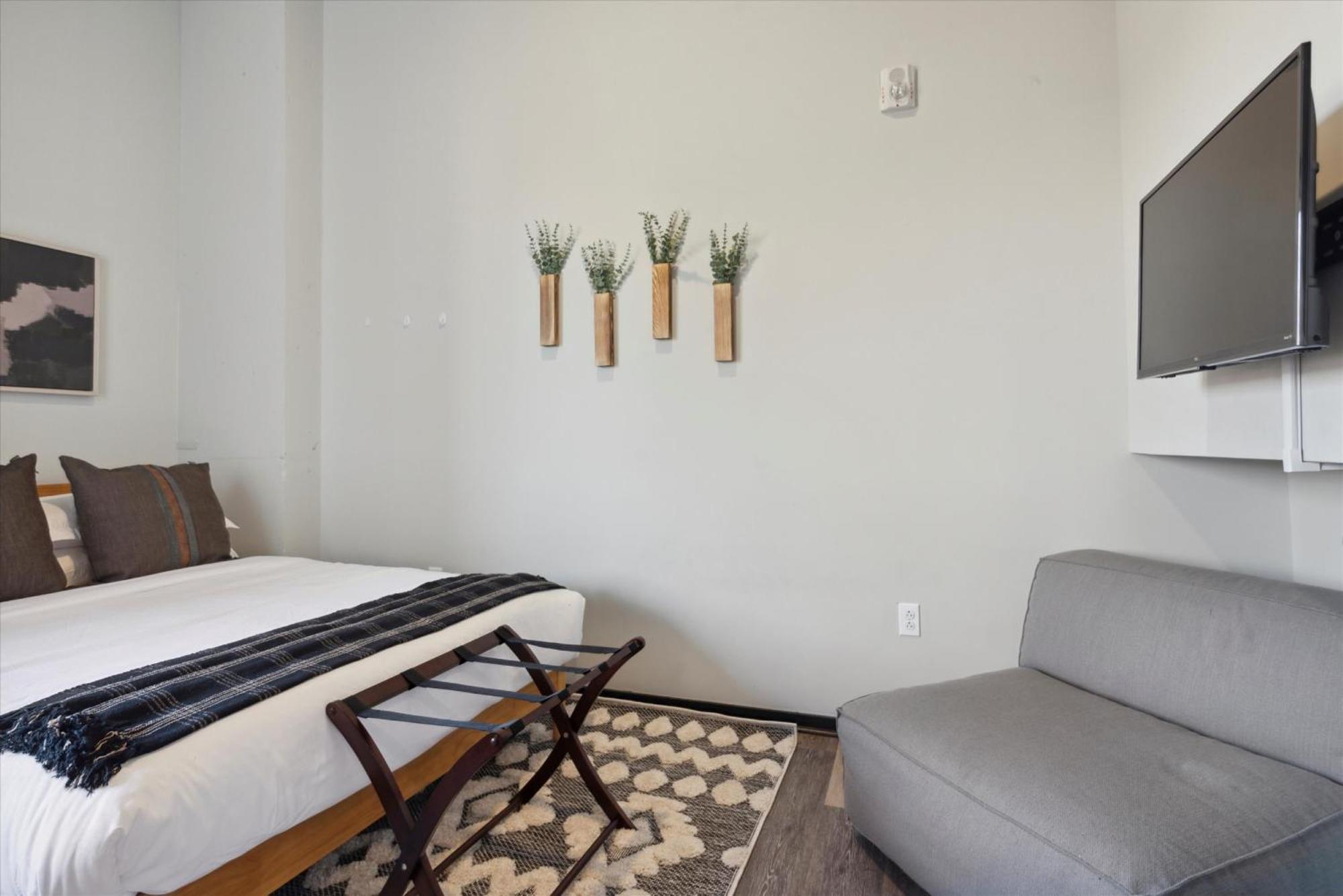 Large 3br Apts & Studios, Free Parking, Gym, Game Apartment *