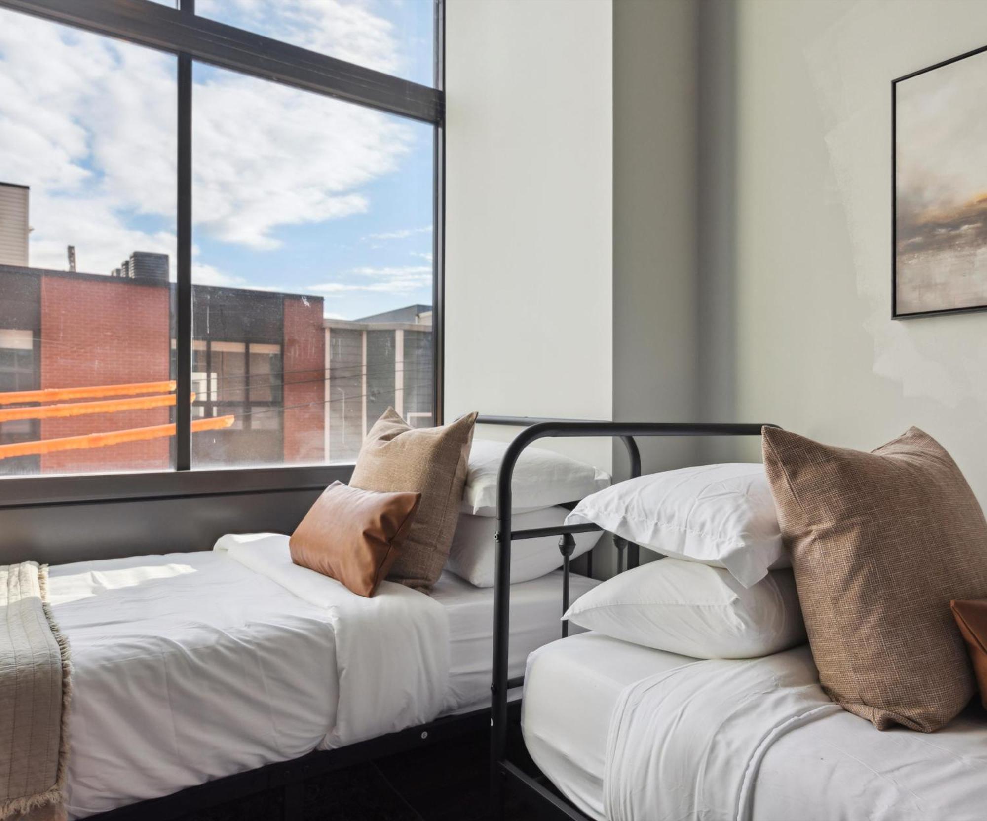 Large 3br Apts & Studios, Free Parking, Gym, Game Apartment