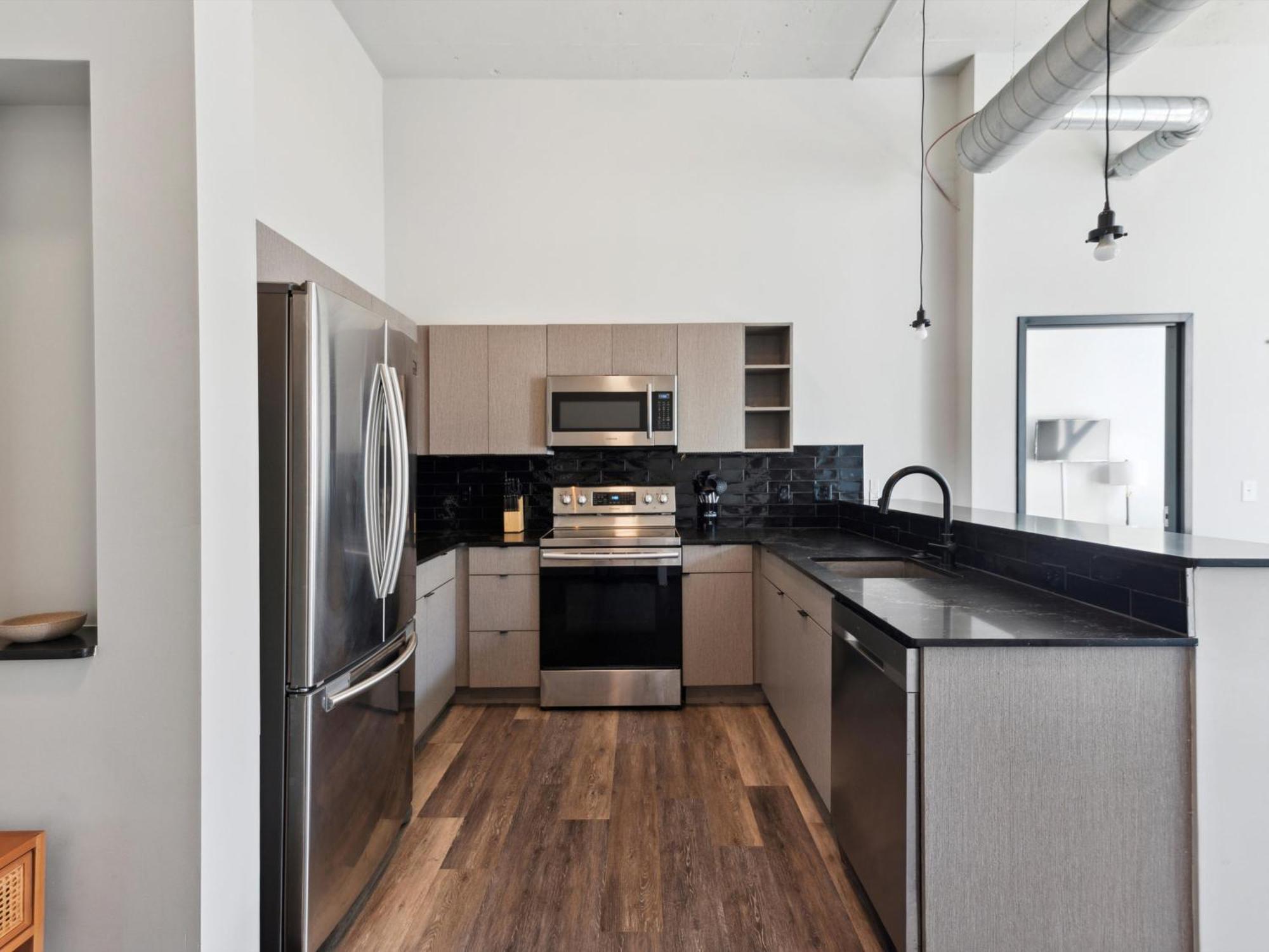 Large 3br Apts & Studios, Free Parking, Gym, Game Apartment *