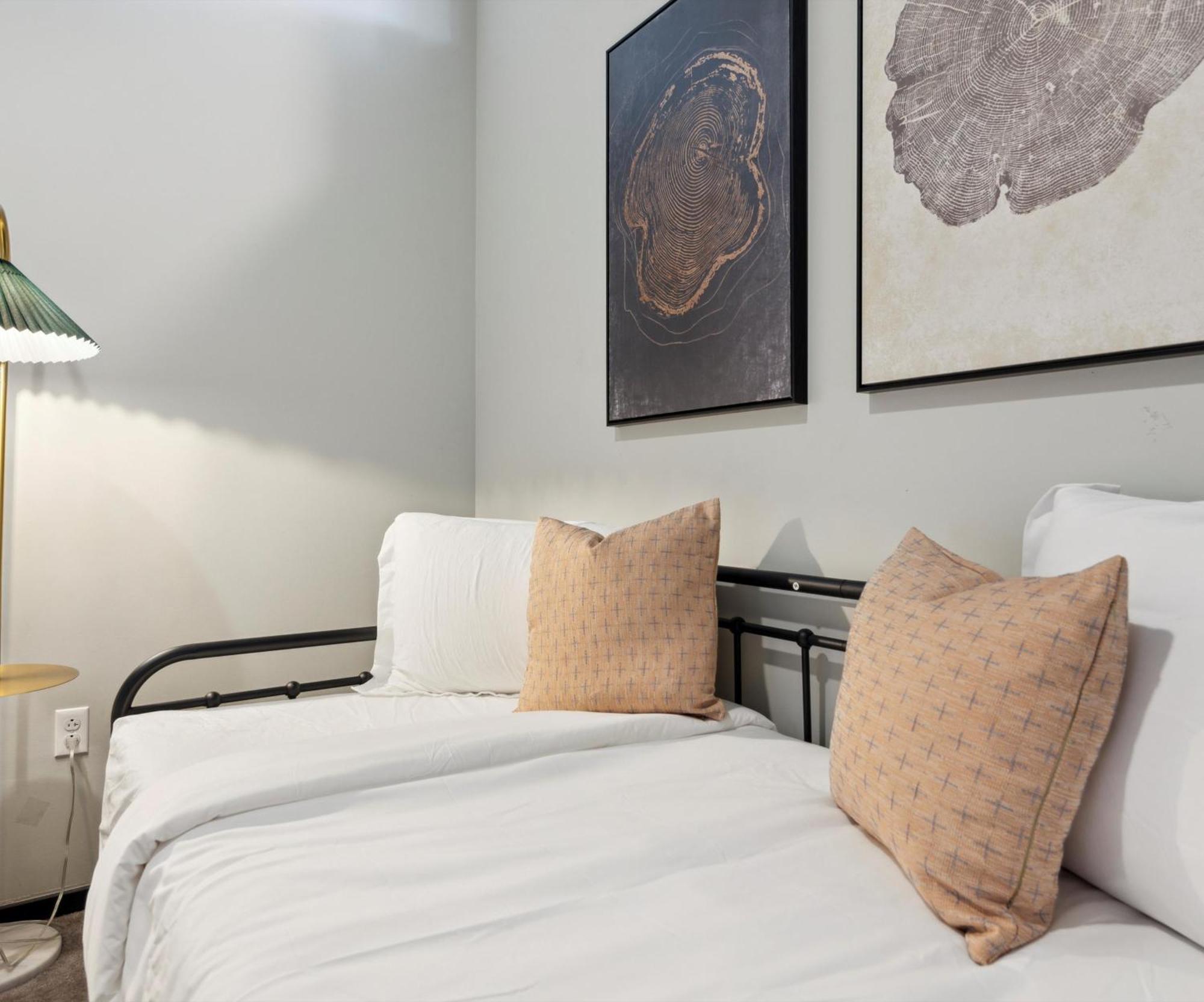 Large 3br Apts & Studios, Free Parking, Gym, Game Apartment *