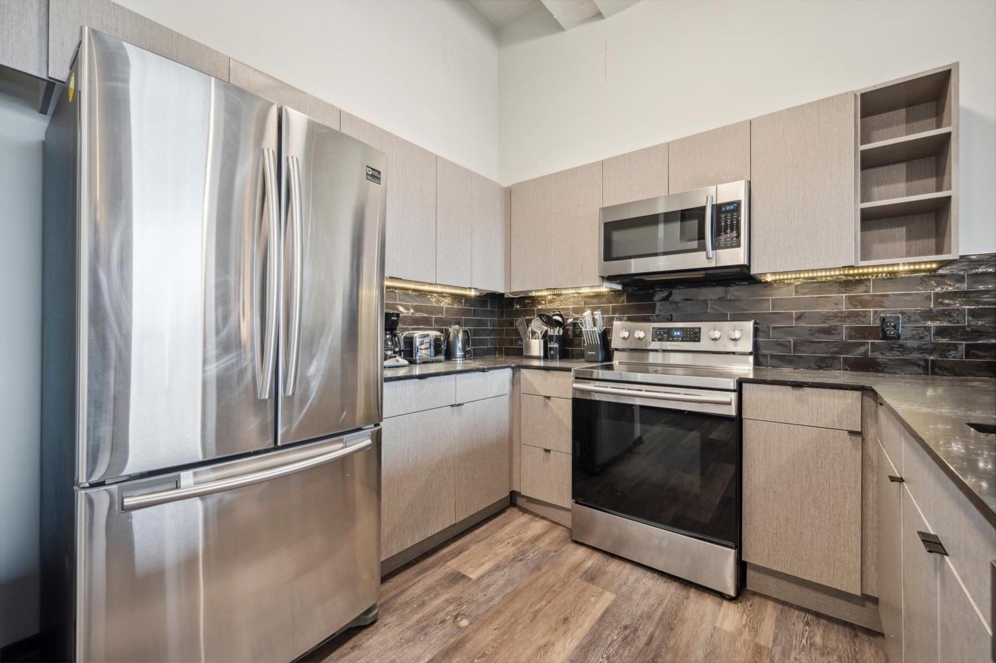 Large 3br Apts & Studios, Free Parking, Gym, Game *