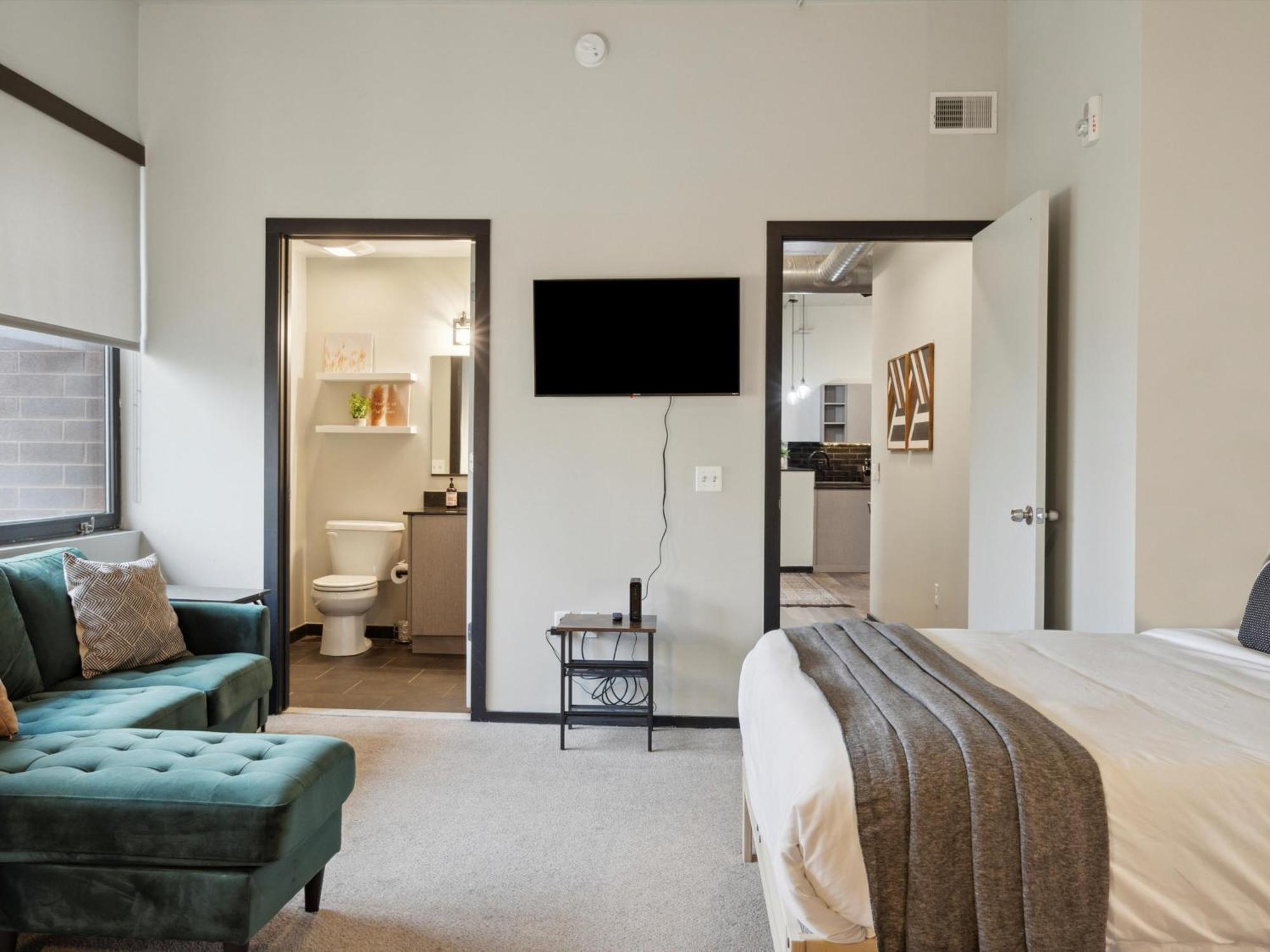 Large 3br Apts & Studios, Free Parking, Gym, Game Apartment